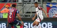 Foto: Gilvan de Souza/Flamengo - Legenda: Samuel Lino ainda não conseguiu se destacar com a camisa do Flamengo / Jogada10