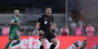 O árbitro Ramon Abatti Abel durante partida entre São Paulo e Palmeiras no estádio Morumbi pelo campeonato Brasileiro A 2025.  Foto: ETTORE CHIEREGUINI/AGIF - AGÊNCIA DE FOTOGRAFIA/ESTADÃO