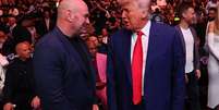 Presidente dos EUA, Donald Trump, conversa com o presidente e CEO do UFC, Dana White, durante o UFC 316 no Prudential Center, em 7 de junho de 2025, em Nova Jersey Foto: Ed Mulholland/GettyImages