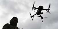 Militar ucraniano opera um drone durante a competição de corrida de drones ‘Wild Drones’, que simula condições de combate, em Kamianets-Podilskyi, na região de Khmelnytsky.  Foto: AFP - YURIY DYACHYSHYN / RFI