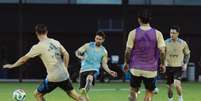 - Divulgação/AFA - Legenda: Messi durante treino da Argentina em Miami (EUA)  Foto: Jogada10