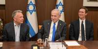 Netanyahu aparece em foto ao lado do enviado especial dos EUA, Steve Witkoff, e do genro do presidente Trump, Jared Kushner, durante reunião do gabinete de ministros  Foto: Reprodução/X / BBC News Brasil