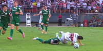 Alan derrubou Gonzalo Tapia com um carrinho dentro da área. Os jogadores da casa pediram pênalti, mas nada foi marcado  Foto: Reprodução/CBF