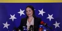 A candidata presidencial eleita pela oposição venezuelana, Maria Corina Machado, dá uma entrevista coletiva após sua vitória nas eleições primárias da oposição, em Caracas, em 22 de outubro de 2023  Foto: Getty Images / BBC News Brasil