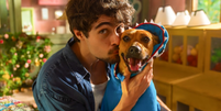 'Caramelo': o filme brasileiro TOP 1 na Netflix com Rafael Vitti que vai te fazer rir, chorar e querer adotar um cachorro.  Foto: Divulga&ccedil;&atilde;o, Netflix / Purepeople