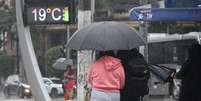 Tempo frio e chuvoso na região central de São Paulo, com termômetro marcando 19º graus, nesta sexta-feira, 10.  Foto: WILLIAN MOREIRA/ATO PRESS/ESTADÃO CONTEÚDO