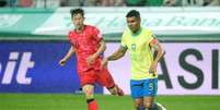 Casemiro, do Brasil (à direita), controla a bola contra Lee Jae Sung, da Coreia do Sul (à esquerda), durante o amistoso internacional entre Coreia do Sul e Brasil  Foto: Getty Images