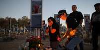 Mulher acende uma vela no local do festival Nova, onde participantes foram mortos e sequestrados, durante a homenagem no segundo aniversário do ataque de 7 de outubro de 2023, realizado pelo Hamas contra Israel a partir da Faixa de Gaza. A cerimônia ocorreu em Reim, no sul de Israel, em 7 de outubro de 2025. Imagem ilustrativa.  Foto: © Itay Cohen / Reuters / RFI