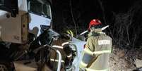 Acidente entre caminhão e carro deixa 5 mortos em rodovia de MG  Foto: Corpo de Bombeiros MG