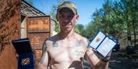 Andrii Andriichuk, um criminoso de carreira que se tornou soldado, exibe sua medalha da Cruz de Cavaleiro, concedida por coragem e bravura  Foto: Matthew Goddard/BBC / BBC News Brasil