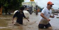 Moradores de Poza Rica, no estado de Veracruz, enfrentam as ruas inundadas  Foto: DW / Deutsche Welle