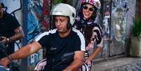 Bruna Marquezine chegou de mototáxi em festa no Rio  Foto: Marcelo Sá Barretto/Agnews