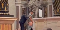 Homem urina na Basílica de São Pedro, no Vaticano  Foto: Reprodução/X @RadioGenoa