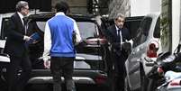O ex-presidente Nicolas Sarkozy sai de um carro após se encontrar com promotores que o informaram sobre a data de sua encarceração - Paris, 13 de outubro de 2025.  Foto: AFP - JULIEN DE ROSA / RFI