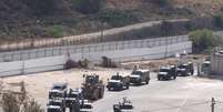 Forças israelenses tomam medidas de segurança ao redor da Prisão Militar de Ofer com veículos blindados e escavadeiras antes dos prisioneiros palestinos serem libertados sob o acordo de troca de reféns por prisioneiros  Foto: Issam Rimawi/Anadolu via Getty Images