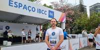 Funcionário público William Freitas durante corrida de conscientização do câncer de mama  Foto: Karla Dunder/Terra