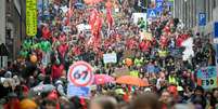 Manifestantes nas ruas de Bruxelas em protesto contra o governo em 14 de outubro de 2025.  Foto: AFP - NICOLAS TUCAT / RFI