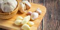 Conheça os benefícios do alho cru para a saúde  Foto: Freepik