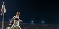 Oscar cobra escanteio em jogo do São Paulo  Foto: Miguel Schincariol/Getty Images