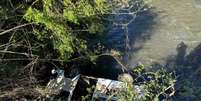Kombi escolar capota e cai em rio em Santa Catarina  Foto: Divulgação CBMSC