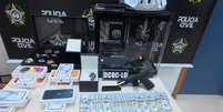 Polícia apreendeu relógios, celulares, dinheiro e armas em operação contra exploração de jogos de azar pelo PCC  Foto: Reprodução/X @pcerj