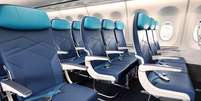 Segundo a companhia, 50% ds clientes disseram que concordariam em abrir mão da reclinação em troca de mais espaço pessoal  Foto: Divulgação: WestJet
