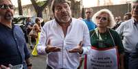 O jornalista Sigfrido Ranucci participou de manifesta&ccedil;&atilde;o em N&aacute;poles contra os cortes impostos pelo governo &agrave; RAI, emissora p&uacute;blica italiana, em 27 de junho de 2025.  Foto: Getty Images - Ivan Romano / RFI