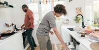 Segundo o IBGE, homens casados cozinham e limpam menos do que os solteiros em lares brasileiros; veja os n&uacute;meros divulgados  Foto: Reprodu&ccedil;&atilde;o: Canva/kate_sept2004 / Bons Fluidos