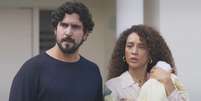 Renato Góes e Tais Araújo contracenam com bebê em Vale Tudo  Foto: Reprodução | Globoplay