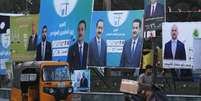 Cartazes eleitorais em uma rua de Bagdá, em 14 de outubro de 2025.  Foto: © AFP/Ahmad al-Rubaye / RFI