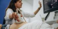 pessoa passando por exame de ultrassom abdominal  Foto: Getty Images / BBC News Brasil