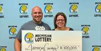 Tammy Carvey ganhou US$100 mil após usar números sugeridos pelo ChatGPT  Foto: Divulgação/Michigan Lottery