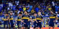 -  Foto: Marcelo Endelli/Getty Images - Legenda: Jogadores do Boca deixam o campo da Bombonera desolados após a derrota para o Belgrano / Jogada10