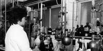 Cientista testa teor de metanol em vinhos italianos em 10 de abril de 1986  Foto: Gamma-Rapho via Getty Images / BBC News Brasil