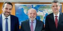 Presidente Lula ao lado do novo ministro, Guilherme Boulos, e do antecessor, Márcio Macêdo  Foto: Ricardo Stuckert/PR / Perfil Brasil