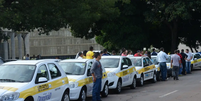 Carros de autoescolas enfileirados para realização de exame prático  Foto: Antônio Cruz/Agência Brasil