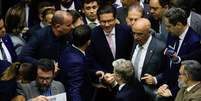 Pollon e Van Hattem, sentados, foram os últimos a resistir em ceder o lugar para o presidente da Câmara, Hugo Motta, retomar os trabalhos da Casa.  Foto: Wilton Junior/Estadão / Estadão