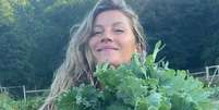 Salada favorita de Gisele B&uuml;ndchen previne AVC e regula o intestino: leva &oacute;leo de abacate, beterraba e queijo de cabra e &eacute; super simples.  Foto: Reprodu&ccedil;&atilde;o/Instagram, @gisele / Purepeople