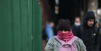 Pedestres enfrentam manhã de frio na região da Barra Funda, na zona oeste da da capital paulista  Foto: Werther Santana/Estadão / Estadão