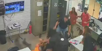 Um professor de 53 anos foi agredido com socos e chutes pelo pai de uma aluna dentro do Centro Educacional 4 do Guará  Foto: Reprodução/TV Globo