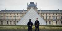 A polícia monta guarda do lado de fora do Museu do Louvre, em Paris, França, em 19 de outubro de 2025. Milhões de libras em joias históricas pertencentes a Napoleão e à imperatriz Josefina foram roubadas  Foto: Getty Images / BBC News Brasil
