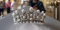 A coroa da Imperatriz Eugénie é exibida no Museu do Louvre em 27 de abril de 2025, em Paris, França. O mundialmente renomado Museu do Louvre, em Paris, foi fechado em 19 de outubro, após várias joias de valor inestimável terem sido roubadas em um assalto descarado.  Foto: VCG / Getty Images