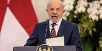 O presidente do Brasil, Luiz Inácio Lula da Silva, fala durante uma coletiva de imprensa com o presidente da Indonésia, Prabowo Subianto, após reunião bilateral no palácio presidencial em Jacarta, em 23 de outubro de 2025.  Foto: AFP - YASUYOSHI CHIBA / RFI