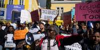 Imigrantes protestam contra a decis&atilde;o do governo de endurecer a pol&iacute;tica migrat&oacute;ria, em frente ao Parlamento portugu&ecirc;s, em Lisboa, em 25 de outubro de 2024.  Foto: AFP - PATRICIA DE MELO MOREIRA / RFI