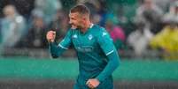 Edin Dzeko em disputa de bola com defensores do Rapid Wien –  Foto: Divulgação / Fiorentina / Jogada10
