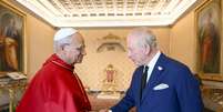 Papa Leão XIV cumprimenta rei Charles III no Vaticano  Foto: ANSA / Ansa - Brasil