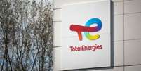 Uma fotografia mostra o logotipo da TotalEnergies em sua refinaria, em Gonfreville-l'Orcher, perto de Le Havre, noroeste da Fran&ccedil;a, em 5 de outubro de 2022.  Foto: &copy; Lou Benoist / AFP / RFI