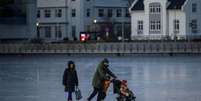 Fam&iacute;lia em Reykjav&iacute;k, capital da Isl&acirc;ndia; pa&iacute;s tem maior IDH do mundo e clima frio  Foto: Getty Images / BBC News Brasil