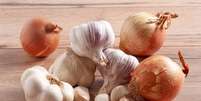 Conhe&ccedil;a os benef&iacute;cios do alho e cebola para a sa&uacute;de  Foto: Freepik