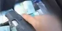 Vídeo feito por adolescente exibindo uma arma e malote com R$ 49 mil roubados permitiu que a polícia identificasse os autores de um assalto   Foto: Reprodução/RPC/TV Globo